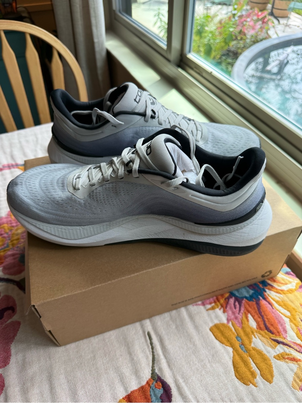 Men’s Topo Athletic Aura Running Shoes - Picture 2 of 8